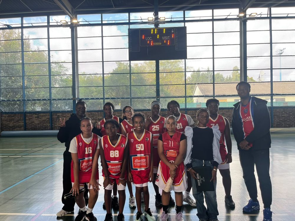 L'équipe U13 filles et son coach dans le gymnase