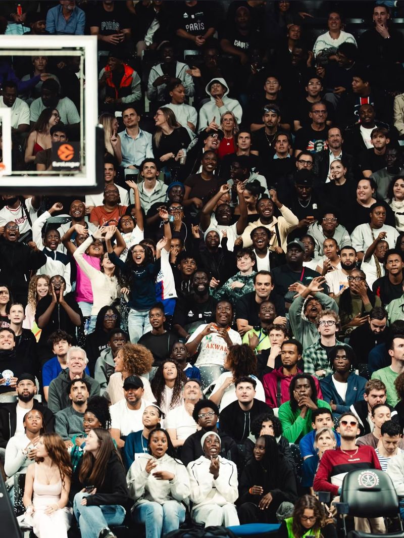 Adhérents de l'ECL Basket dans les tribunes de l'Adidas Arena pendant Paris Basketball – ASVEL